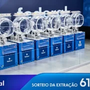 Imagem mostra o palco do auditório do Espaço da Sorte, em São Paulo, onde a Caixa Loterias realizou o sorteio que realizou o concurso 6100 da Loteria Federal: confira o resultado completo dos prêmios referente à Extração de domingo, 13/09, com todas as dezenas de milhar do 1º, 2º, 3º, 4º, 5º prêmio | Caixa Loterias