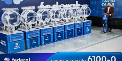 Imagem mostra o palco do auditório do Espaço da Sorte, em São Paulo, onde a Caixa Loterias realizou o sorteio que realizou o concurso 6100 da Loteria Federal: confira o resultado completo dos prêmios referente à Extração de domingo, 13/09, com todas as dezenas de milhar do 1º, 2º, 3º, 4º, 5º prêmio | Caixa Loterias