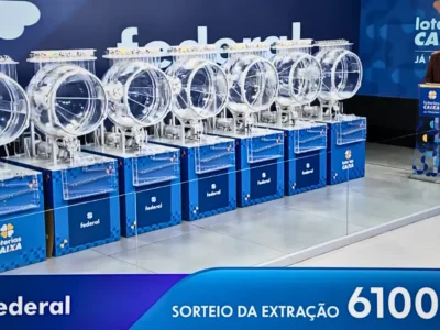 Imagem mostra o palco do auditório do Espaço da Sorte, em São Paulo, onde a Caixa Loterias realizou o sorteio que realizou o concurso 6100 da Loteria Federal: confira o resultado completo dos prêmios referente à Extração de domingo, 13/09, com todas as dezenas de milhar do 1º, 2º, 3º, 4º, 5º prêmio | Caixa Loterias