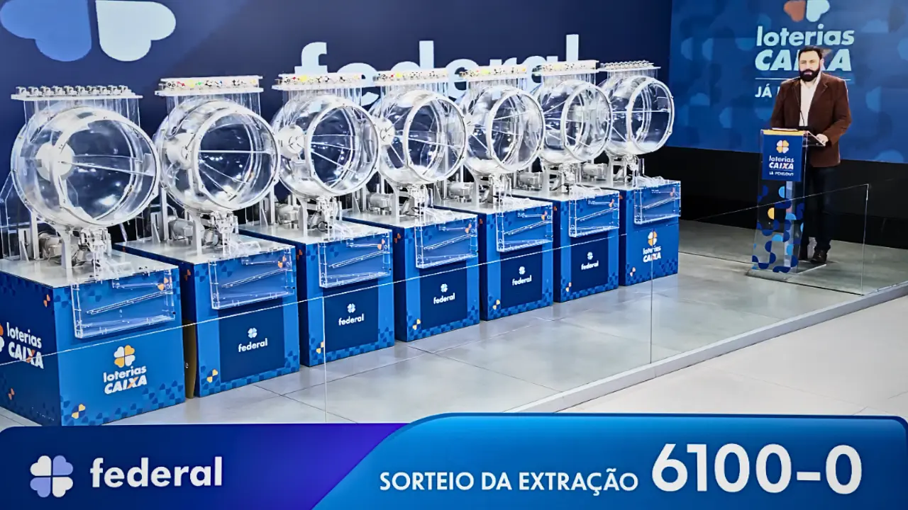 Imagem mostra o palco do auditório do Espaço da Sorte, em São Paulo, onde a Caixa Loterias realizou o sorteio que realizou o concurso 6100 da Loteria Federal: confira o resultado completo dos prêmios referente à Extração de domingo, 13/09, com todas as dezenas de milhar do 1º, 2º, 3º, 4º, 5º prêmio | Caixa Loterias