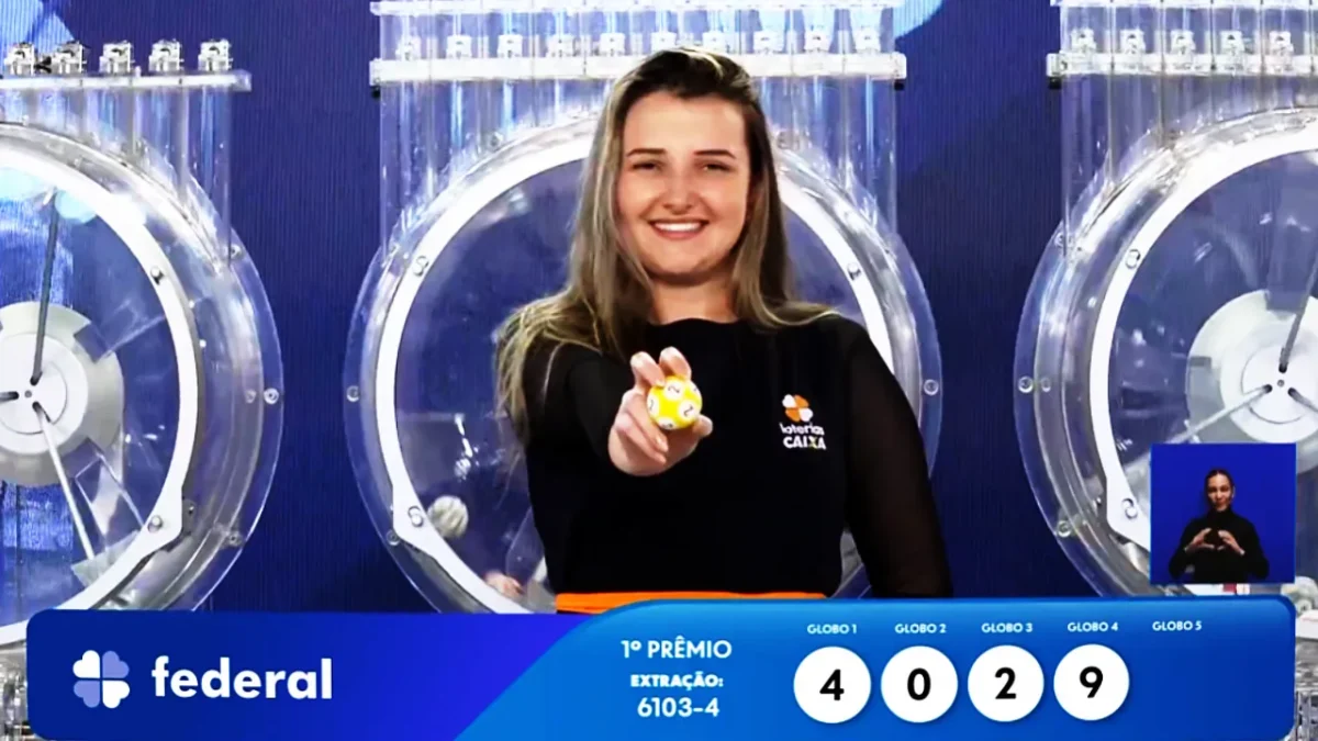 Garota da Sorte exibe bola ejetada do globo durante sorteio que formou o resultado completo de todos os prêmios do concurso 6103 da Loteria Federal, referente à Extração de quarta-feira, 23/09, com todas as dezenas de milhar do 1º, 2º, 3º, 4º, 5º prêmio, bem como premiações derivadas | Reprodução