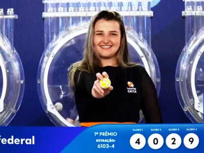 Garota da Sorte exibe bola ejetada do globo durante sorteio que formou o resultado completo de todos os prêmios do concurso 6103 da Loteria Federal, referente à Extração de quarta-feira, 23/09, com todas as dezenas de milhar do 1º, 2º, 3º, 4º, 5º prêmio, bem como premiações derivadas | Reprodução
