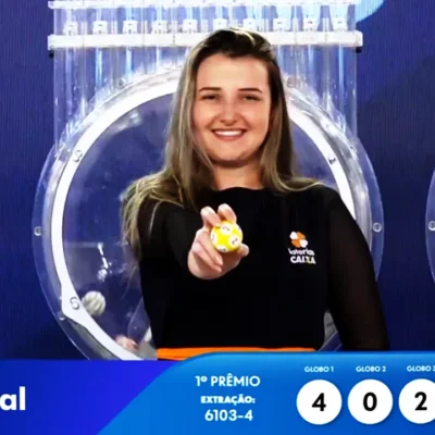 Garota da Sorte exibe bola ejetada do globo durante sorteio que formou o resultado completo de todos os prêmios do concurso 6103 da Loteria Federal, referente à Extração de quarta-feira, 23/09, com todas as dezenas de milhar do 1º, 2º, 3º, 4º, 5º prêmio, bem como premiações derivadas | Reprodução