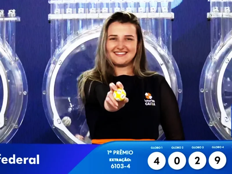 Garota da Sorte exibe bola ejetada do globo durante sorteio que formou o resultado completo de todos os prêmios do concurso 6103 da Loteria Federal, referente à Extração de quarta-feira, 23/09, com todas as dezenas de milhar do 1º, 2º, 3º, 4º, 5º prêmio, bem como premiações derivadas | Reprodução