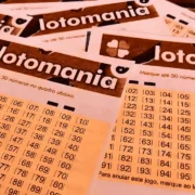 Recorte de volantes da Lotomania ilustram reportagem sobre o concurso 2977 da modalidade, com resultado dos números sorteados na sexta-feira, 18/09, bem como prêmios de todas as faixas de acerto, com análises econômicas, financeiras e lotéricas do somatório do total de apostas realizadas, com base na arrecadação da modalidade, dando a necessária transparência à destinação do dinheiro das apostas | Enzo Carvalho