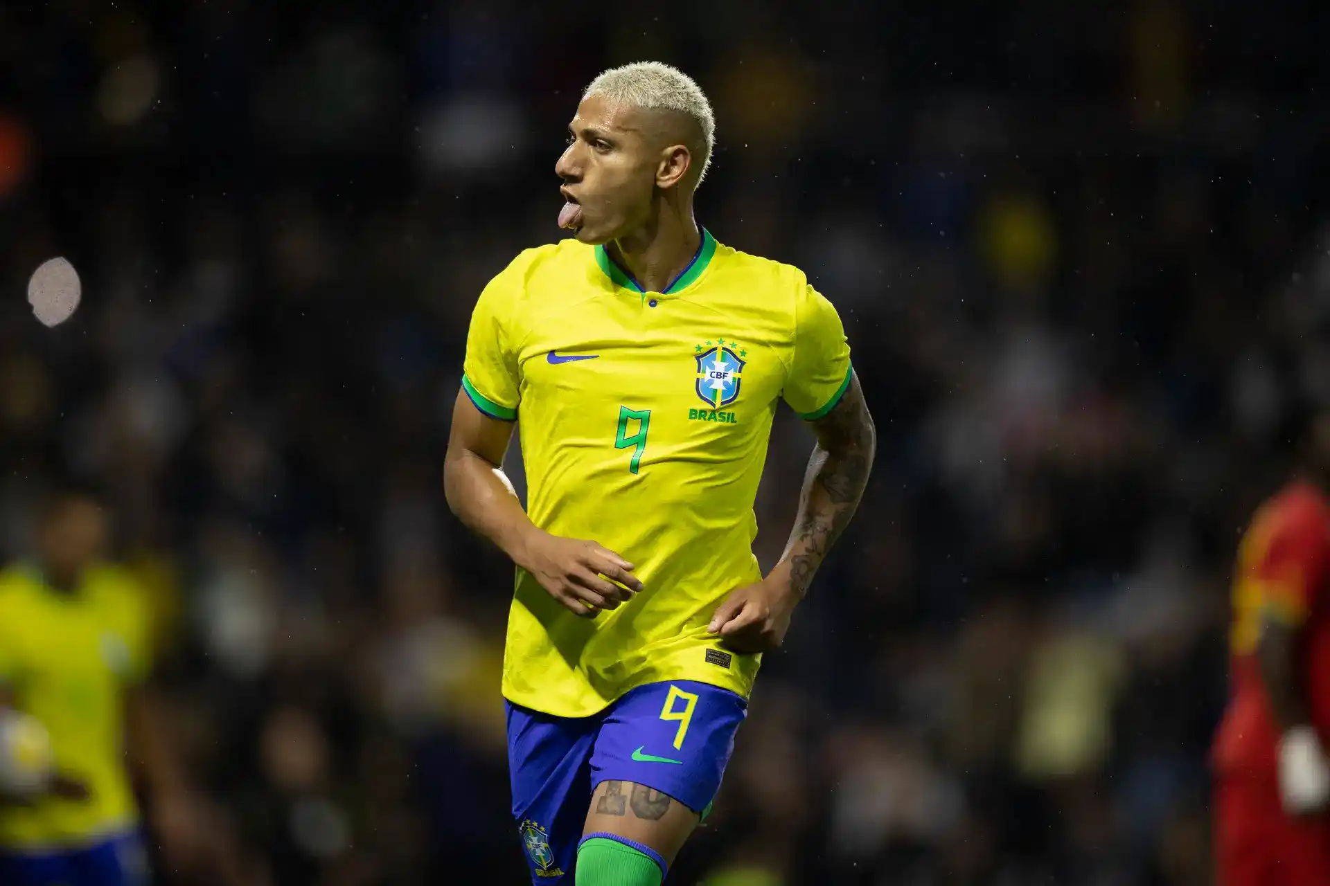 Imagem mostra atacante Richarlison, atualmente em negociação com o Vasco da Gama, atuando com a camisa 9 da Seleção Brasileira