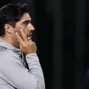 Abel Ferreira durante partida do Palmeiras antes do confronto contra o Botafogo pelo Brasileirão