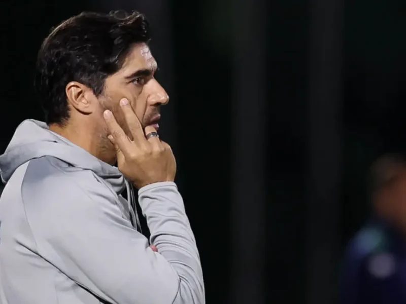 Abel Ferreira durante partida do Palmeiras antes do confronto contra o Botafogo pelo Brasileirão