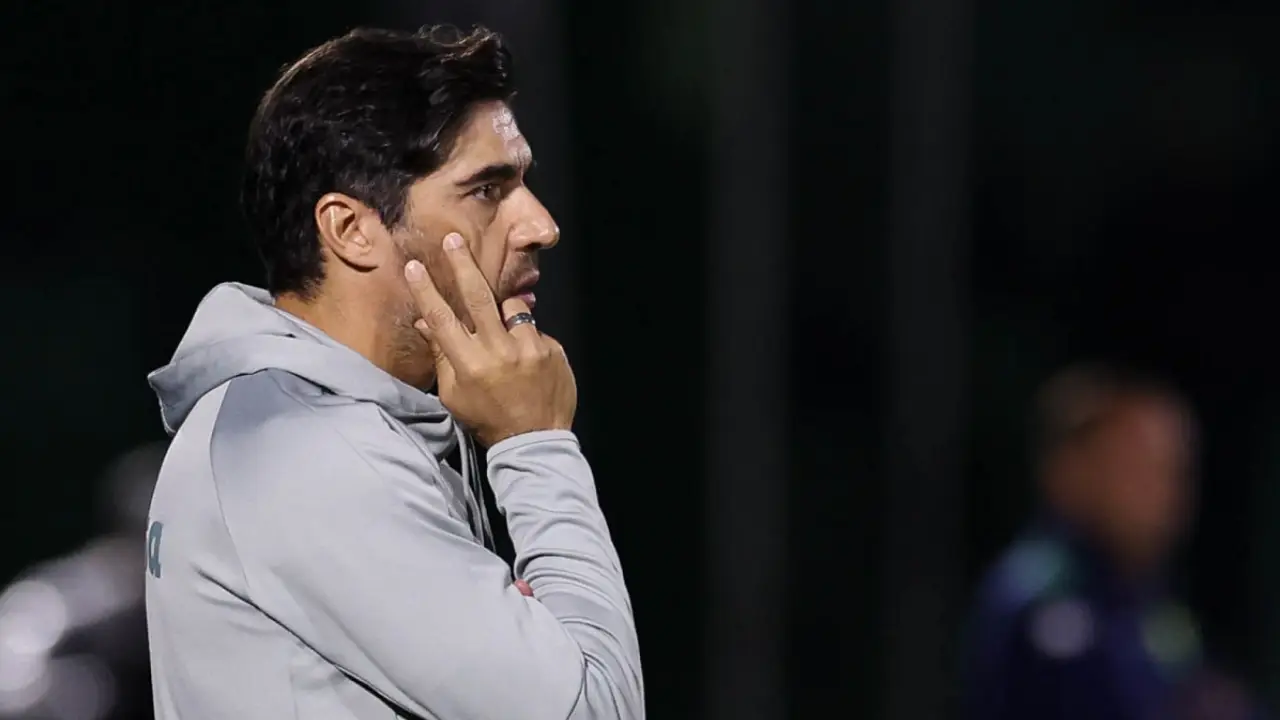 Abel Ferreira durante partida do Palmeiras antes do confronto contra o Botafogo pelo Brasileirão