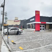 Unidade do McDonald's no Engenho do Mato, em Niterói, com estacionamento e fachada voltada para a via