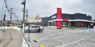 Unidade do McDonald's no Engenho do Mato, em Niterói, com estacionamento e fachada voltada para a via