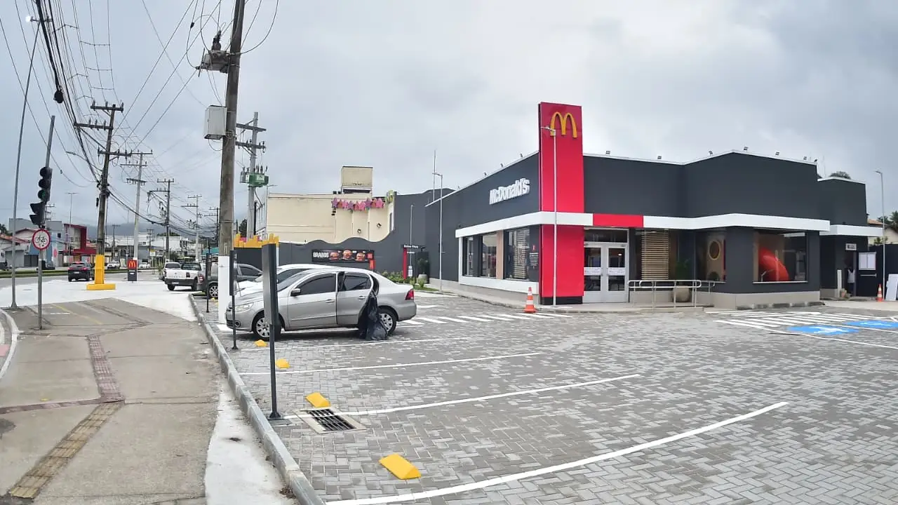 Unidade do McDonald's no Engenho do Mato, em Niterói, com estacionamento e fachada voltada para a via Unidade do McDonald's no Engenho do Mato, em Niterói, com estacionamento e fachada voltada para a via