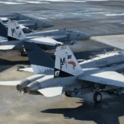 Caças alinhados no convés de um porta-aviões em Ace Combat 8: Wings of Theve.