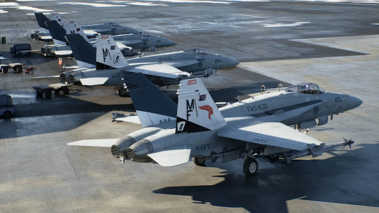 Caças alinhados no convés de um porta-aviões em Ace Combat 8: Wings of Theve.
