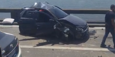 Carro e carreta se envolveram em acidente na subida do vão central da Ponte, no horário de almoço, em meio a troca de turnos de escolas, causando engarrafamentos no trânsito de Niterói.