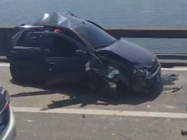 Carro e carreta se envolveram em acidente na subida do vão central da Ponte, no horário de almoço, em meio a troca de turnos de escolas, causando engarrafamentos no trânsito de Niterói.