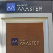Fachada do Banco Master, em liquidação desde novembro do ano passado, controlador da Credcesta, onde servidores públicos ativos e inativos do estado do Rio de Janeiro realizaram contratos de empréstimos consignados com juros abusivos cuja medida aprovada pela Alerj nesta terça-feira, 08/09, suspende os descontos em folha de pagamento. Segundo deputado, taxa acumulada de juros girava em torno de 100% ao ano