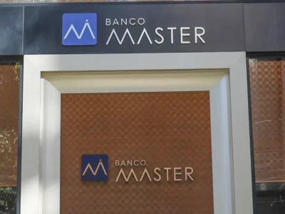 Fachada do Banco Master, em liquidação desde novembro do ano passado, controlador da Credcesta, onde servidores públicos ativos e inativos do estado do Rio de Janeiro realizaram contratos de empréstimos consignados com juros abusivos cuja medida aprovada pela Alerj nesta terça-feira, 08/09, suspende os descontos em folha de pagamento. Segundo deputado, taxa acumulada de juros girava em torno de 100% ao ano