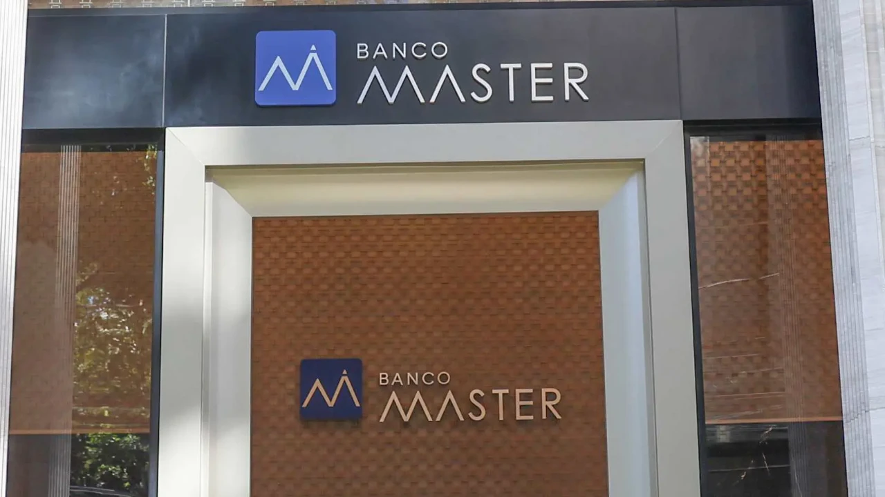 Fachada do Banco Master, em liquidação desde novembro do ano passado, controlador da Credcesta, onde servidores públicos ativos e inativos do estado do Rio de Janeiro realizaram contratos de empréstimos consignados com juros abusivos cuja medida aprovada pela Alerj nesta terça-feira, 08/09, suspende os descontos em folha de pagamento. Segundo deputado, taxa acumulada de juros girava em torno de 100% ao ano