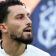 Alex Telles durante partida pelo Botafogo antes de sofrer lesão muscular na coxa esquerda