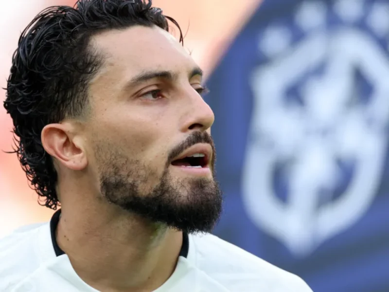 Alex Telles durante partida pelo Botafogo antes de sofrer lesão muscular na coxa esquerda