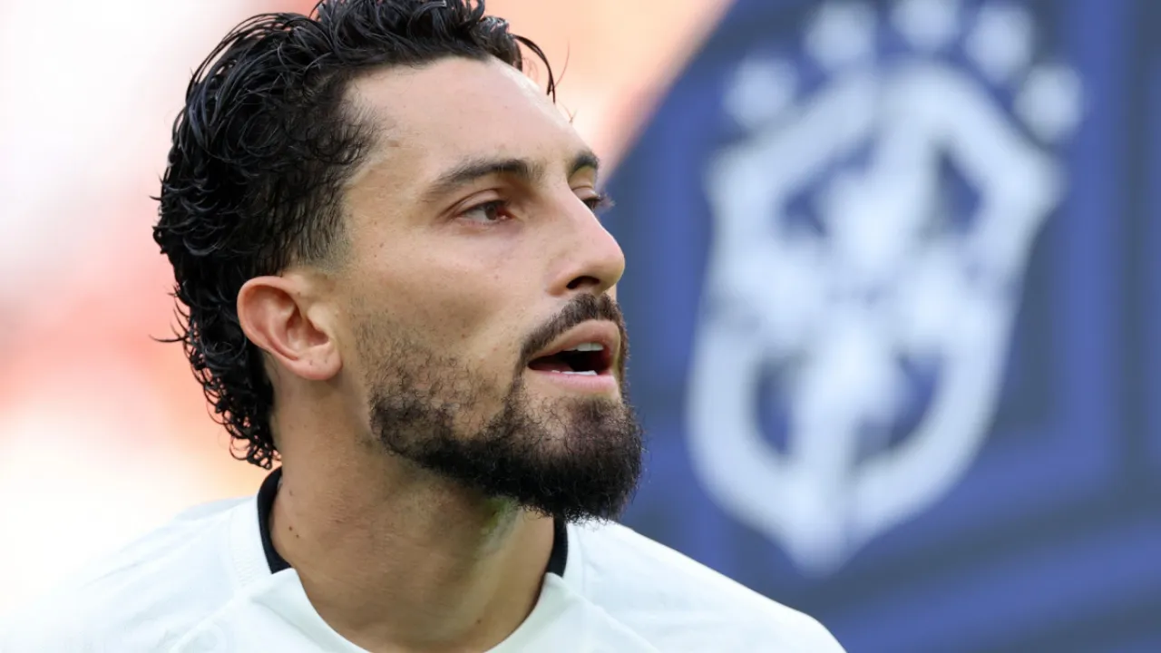 Alex Telles durante partida pelo Botafogo antes de sofrer lesão muscular na coxa esquerda