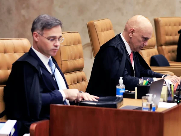 André Mendonça e Alexandre de Moraes lado a lado no STF, durante sessão plenária