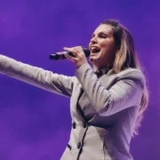 Aline Barros durante apresentação; cantora faz show gratuito em São Gonçalo nesta segunda-feira