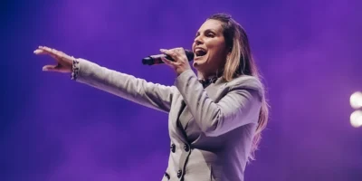 Aline Barros durante apresentação; cantora faz show gratuito em São Gonçalo nesta segunda-feira