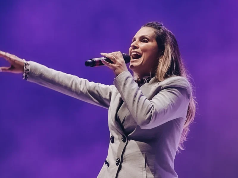 Aline Barros durante apresentação; cantora faz show gratuito em São Gonçalo nesta segunda-feira