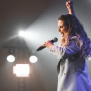 Aline Barros durante apresentação; cantora faz show gratuito em São Gonçalo nesta segunda-feira