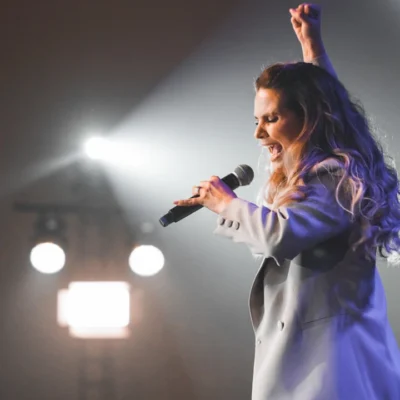 Aline Barros durante apresentação; cantora faz show gratuito em São Gonçalo nesta segunda-feira