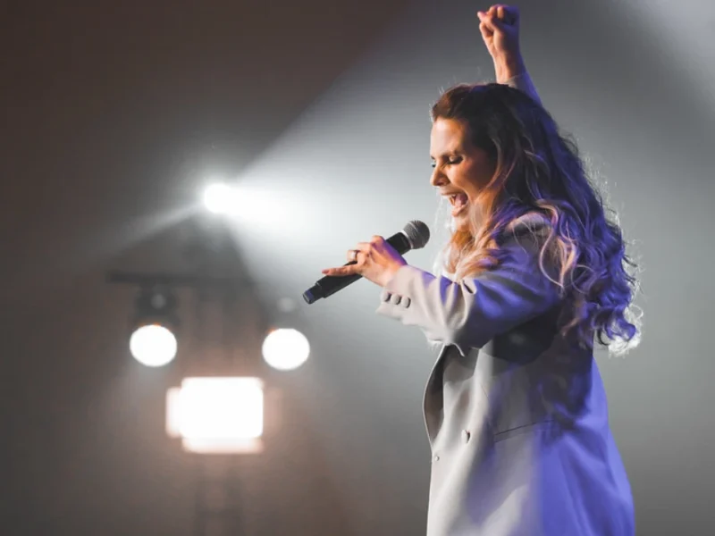 Aline Barros durante apresentação; cantora faz show gratuito em São Gonçalo nesta segunda-feira