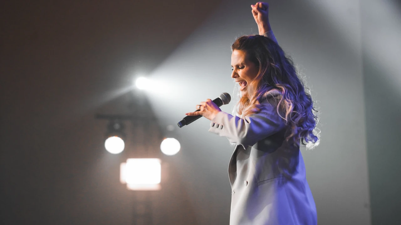 Aline Barros durante apresentação; cantora faz show gratuito em São Gonçalo nesta segunda-feira