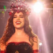 Cantora usa coroa durante cerimônia de rainha de bateria da Grande Rio