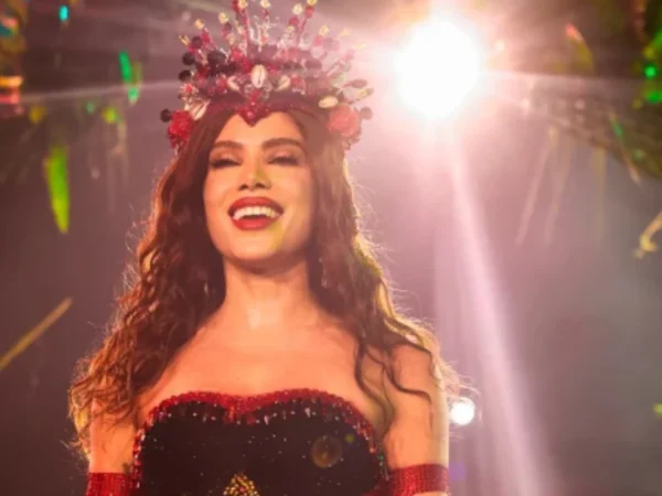 Cantora usa coroa durante cerimônia de rainha de bateria da Grande Rio