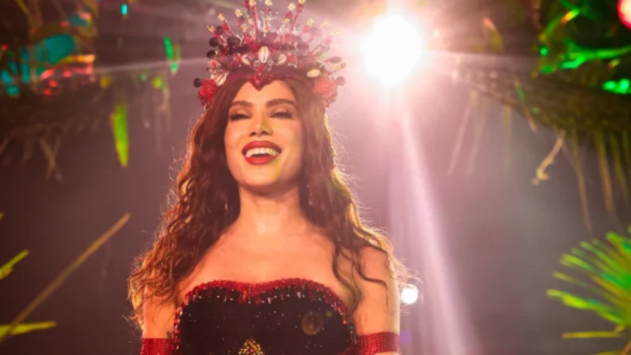 Cantora usa coroa durante cerimônia de rainha de bateria da Grande Rio