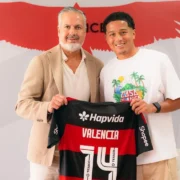 Anthony Valencia segura camisa do Flamengo durante apresentação no clube