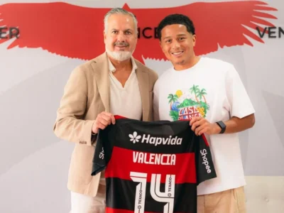Anthony Valencia segura camisa do Flamengo durante apresentação no clube