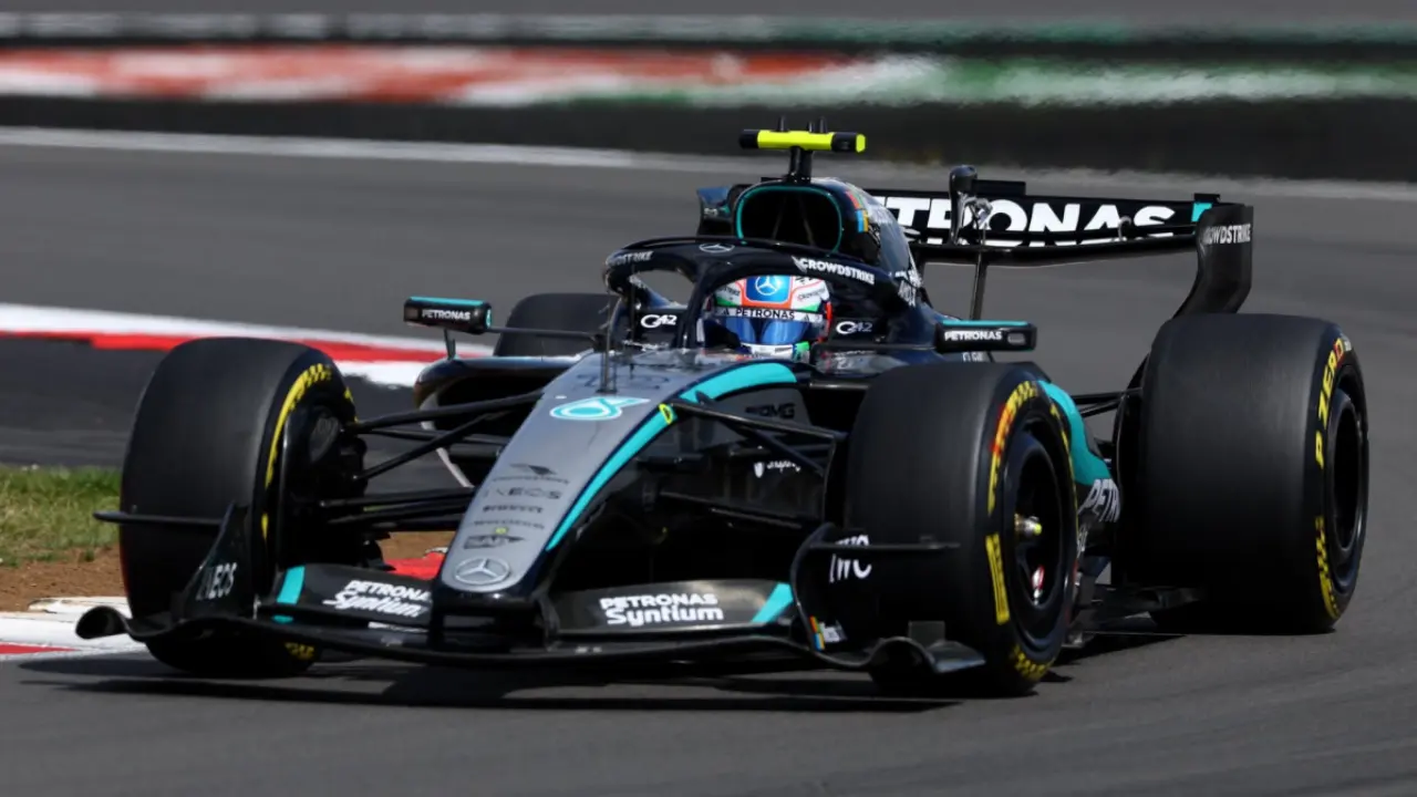 Andrea Kimi Antonelli comemora vitória da Mercedes no GP da Itália de Fórmula 1 em Monza Andrea Kimi Antonelli comemora vitória da Mercedes no GP da Itália de Fórmula 1 em Monza