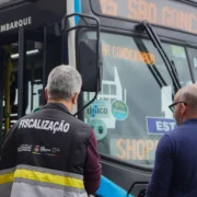 Ônibus municipal de São Gonçalo durante fiscalização da frota de transporte coletivo