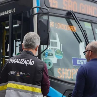 Ônibus municipal de São Gonçalo durante fiscalização da frota de transporte coletivo