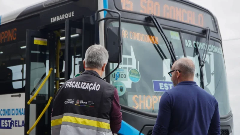 Ônibus municipal de São Gonçalo durante fiscalização da frota de transporte coletivo