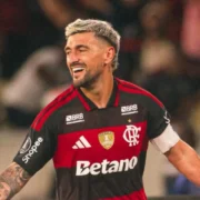 Arrascaeta com a camisa do Flamengo após classificação na Libertadores e crítica ao gramado do Maracanã