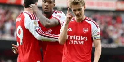 Jogadores do Arsenal comemoram durante vitória sobre o Chelsea pela Premier League