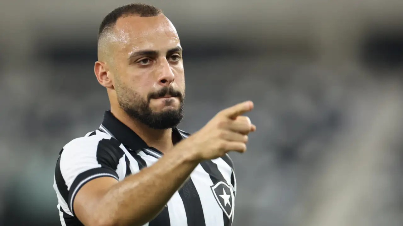 Arthur Cabral em atuação pelo Botafogo durante partida da temporada 2026