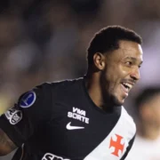 Atacantes do Vasco comemoram gol durante sequência positiva na temporada de 2026
