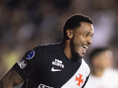 Atacantes do Vasco comemoram gol durante sequência positiva na temporada de 2026