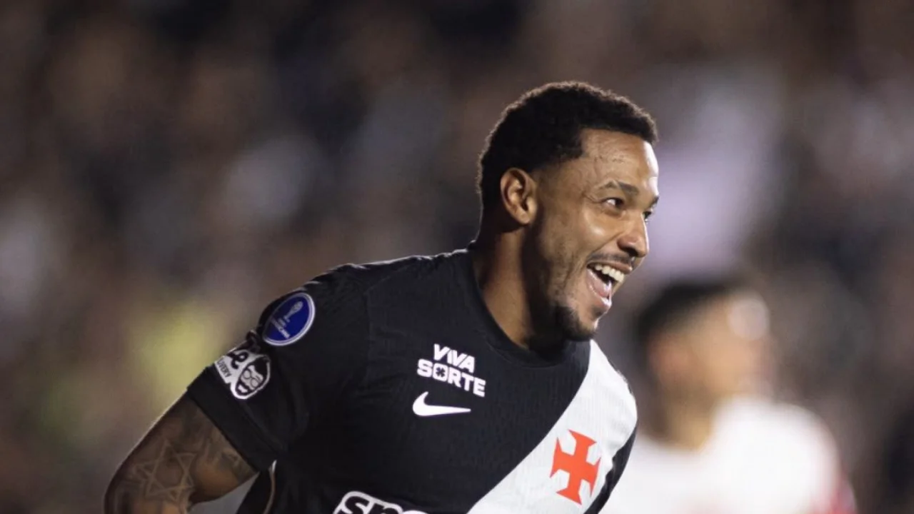 Atacantes do Vasco comemoram gol durante sequência positiva na temporada de 2026