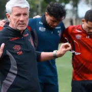 Técnico do Athletico-PR durante treinamento antes do confronto com o Bahia pelo Brasileirão